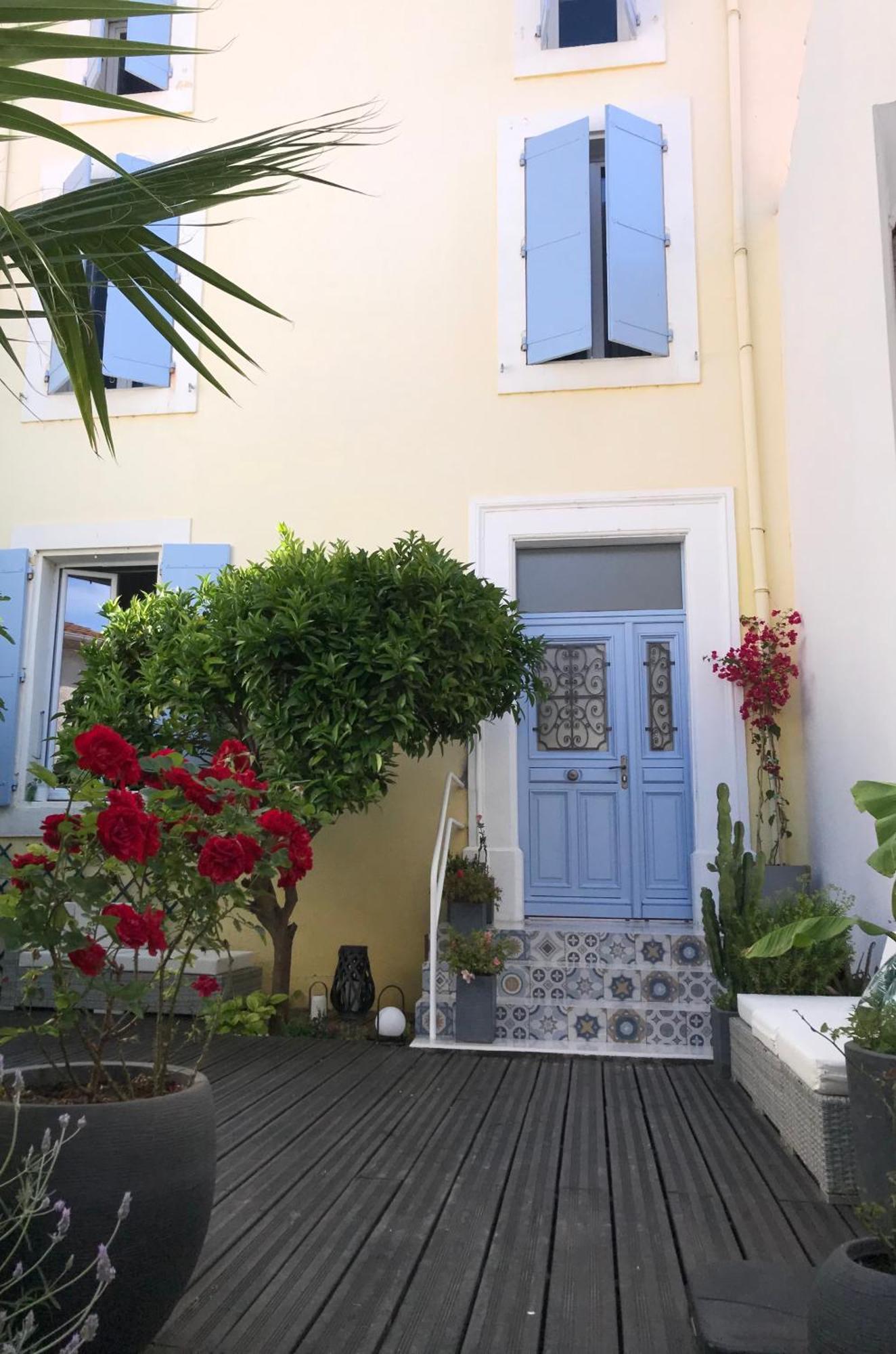 Notre Maison Aux Volets Bleus Ouveillan Exterior photo